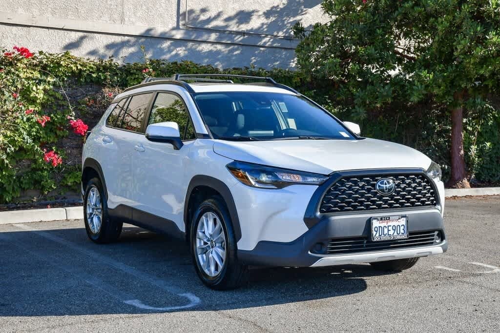 2022 Toyota Corolla Cross LE photo 3