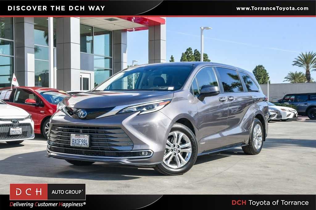 2021 Toyota Sienna Platinum's photo