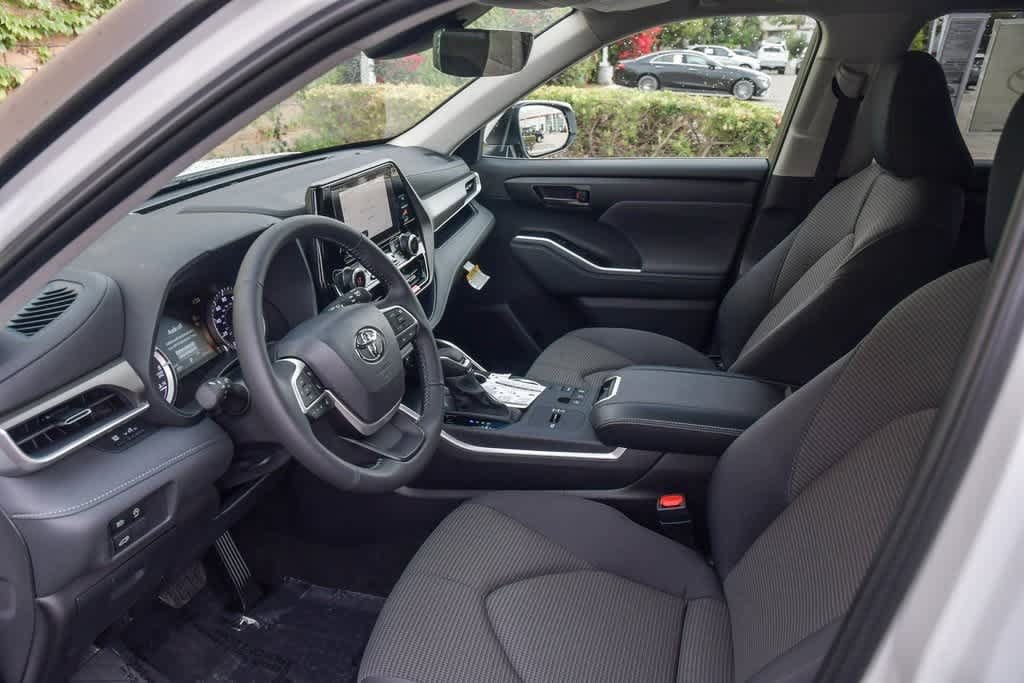 2025 Toyota Highlander LE 16