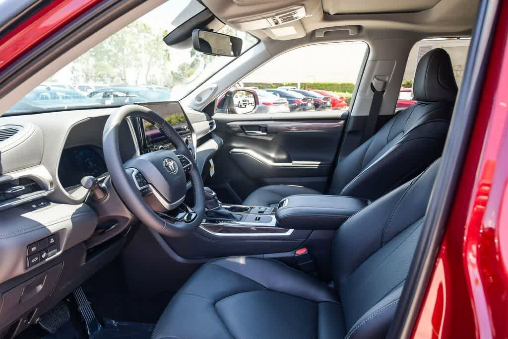 Thumbnail: 2026 Toyota Highlander - 16