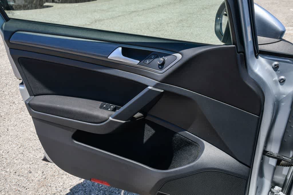 Thumbnail: 2019 Volkswagen e-Golf - 24