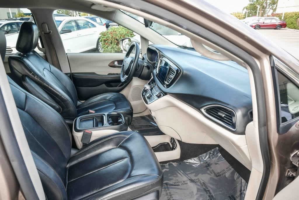 Thumbnail: 2017 Chrysler Pacifica - 15