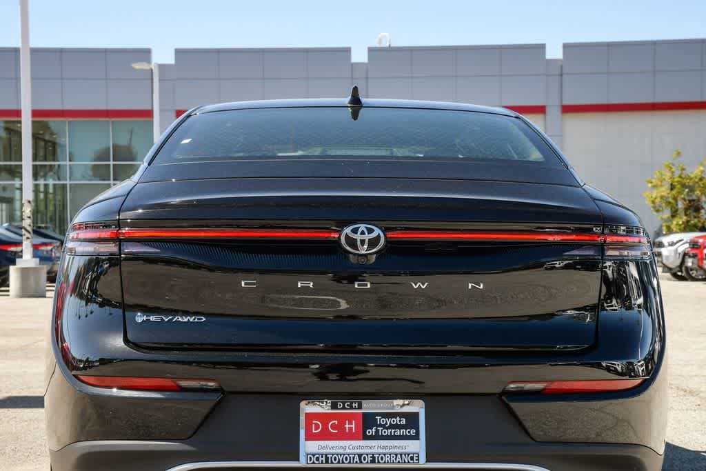 2025 Toyota Crown XLE photo 5