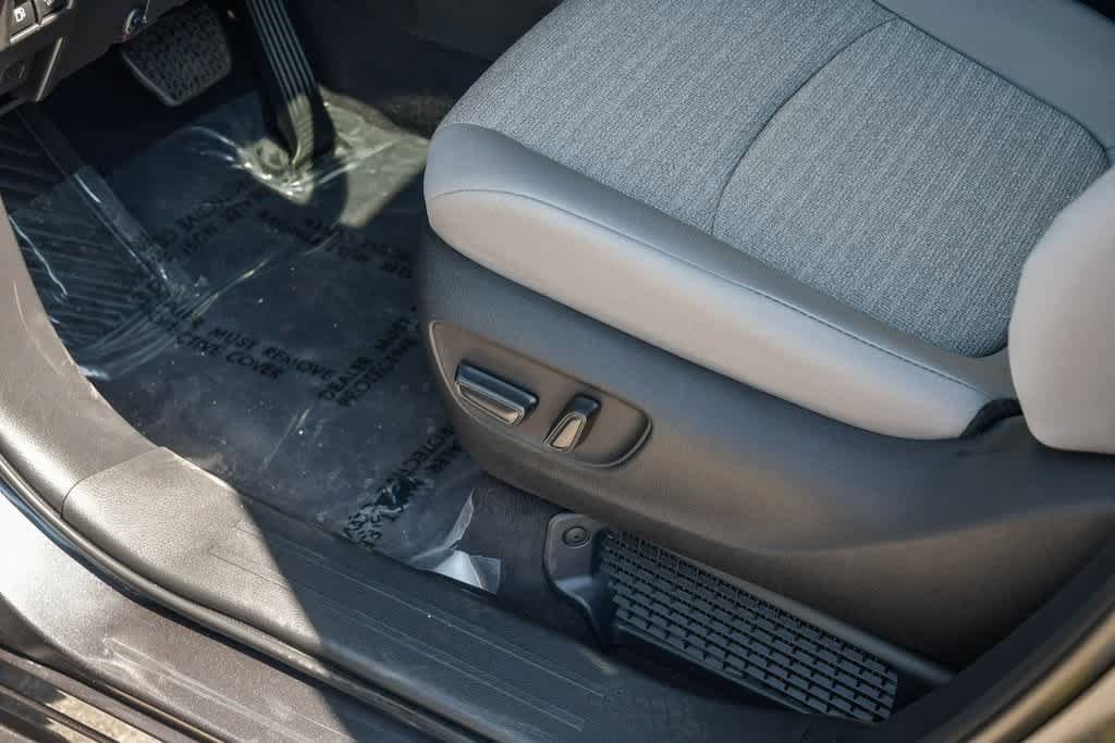 2025 Toyota Sienna LE 22