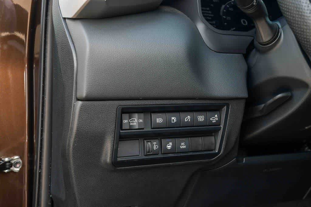 Thumbnail: 2023 Toyota Sequoia - 32