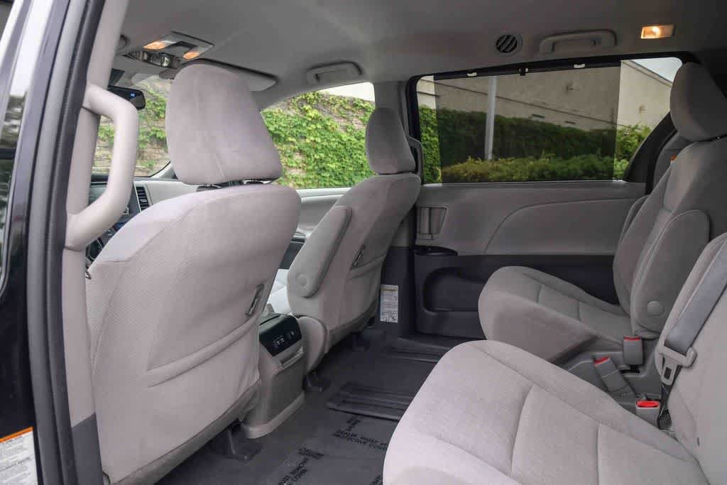 Thumbnail: 2020 Toyota Sienna - 17