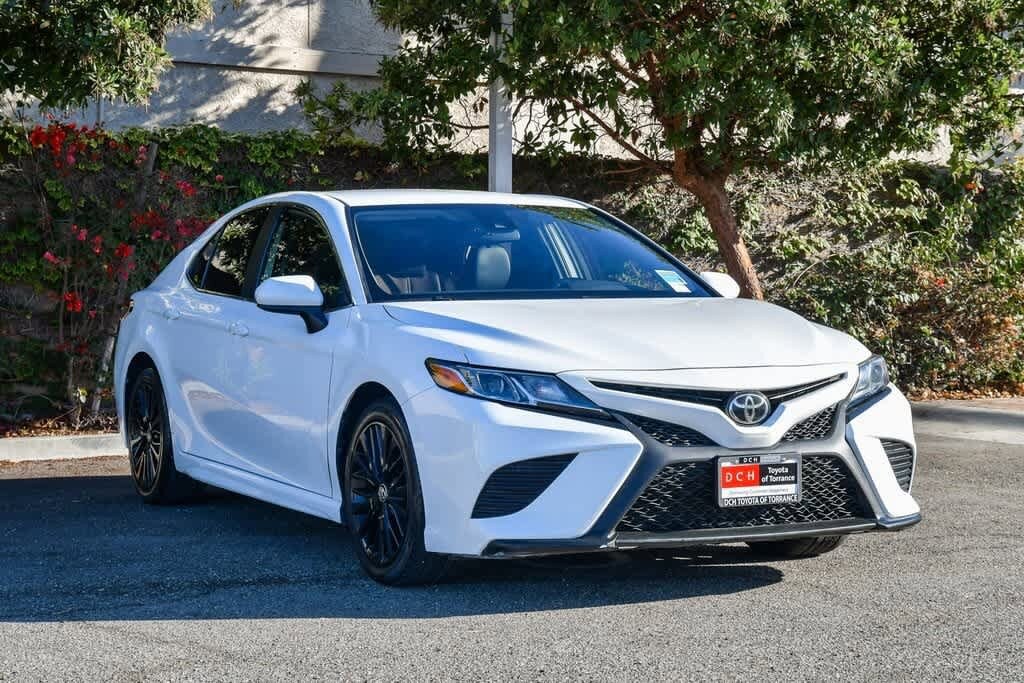 2020 Toyota Camry SE photo 3