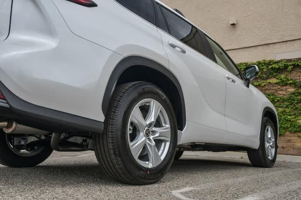 2025 Toyota Highlander LE 10