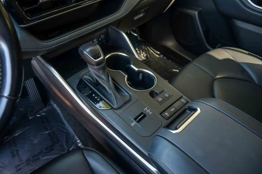 Thumbnail: 2022 Toyota Highlander - 22