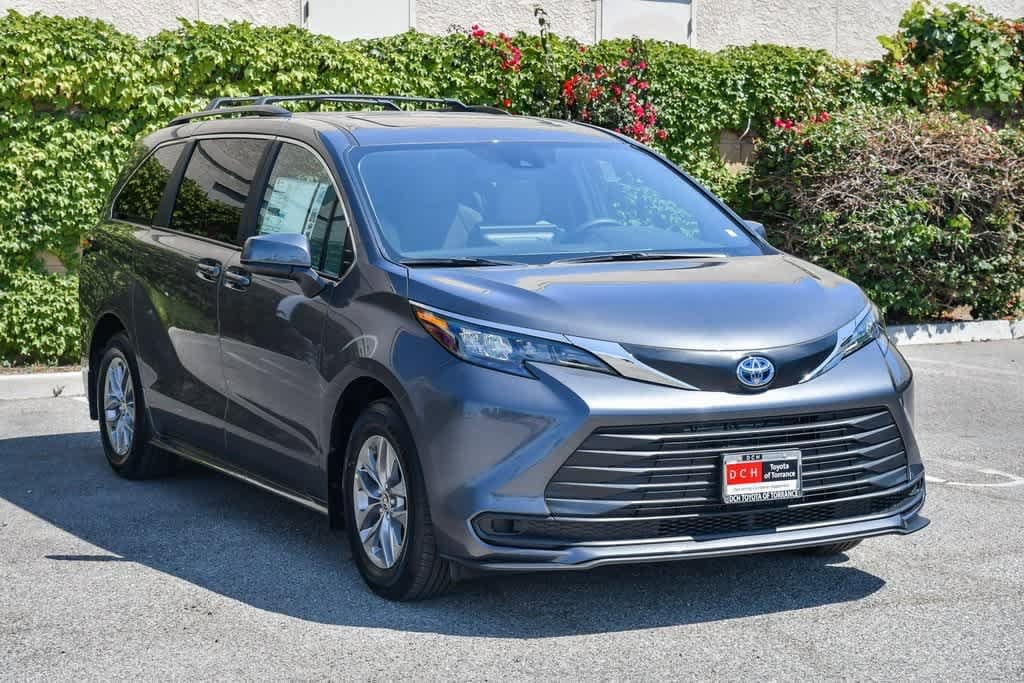 2025 Toyota Sienna LE 3
