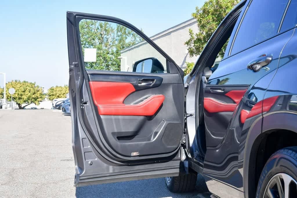 Thumbnail: 2022 Toyota Highlander - 22