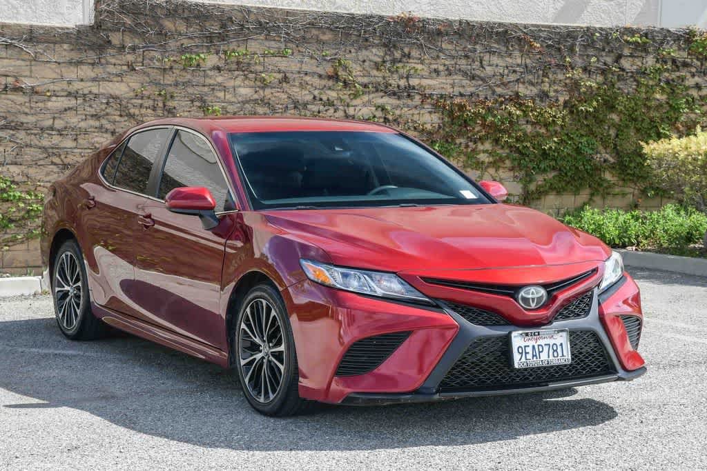 2018 Toyota Camry SE photo 2