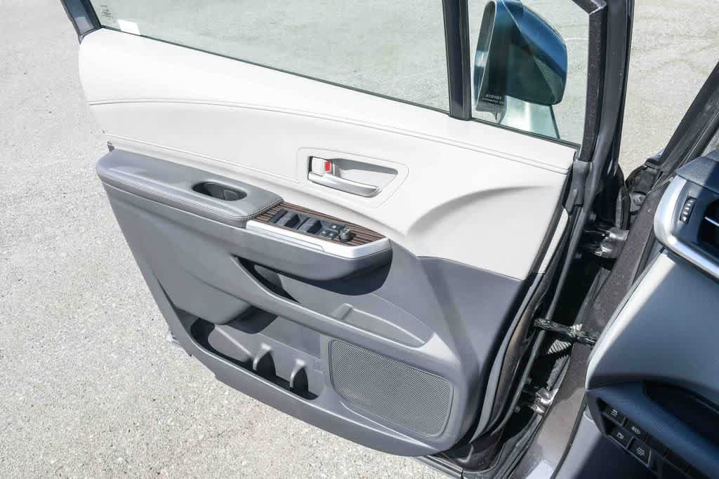 Thumbnail: 2022 Toyota Sienna - 28