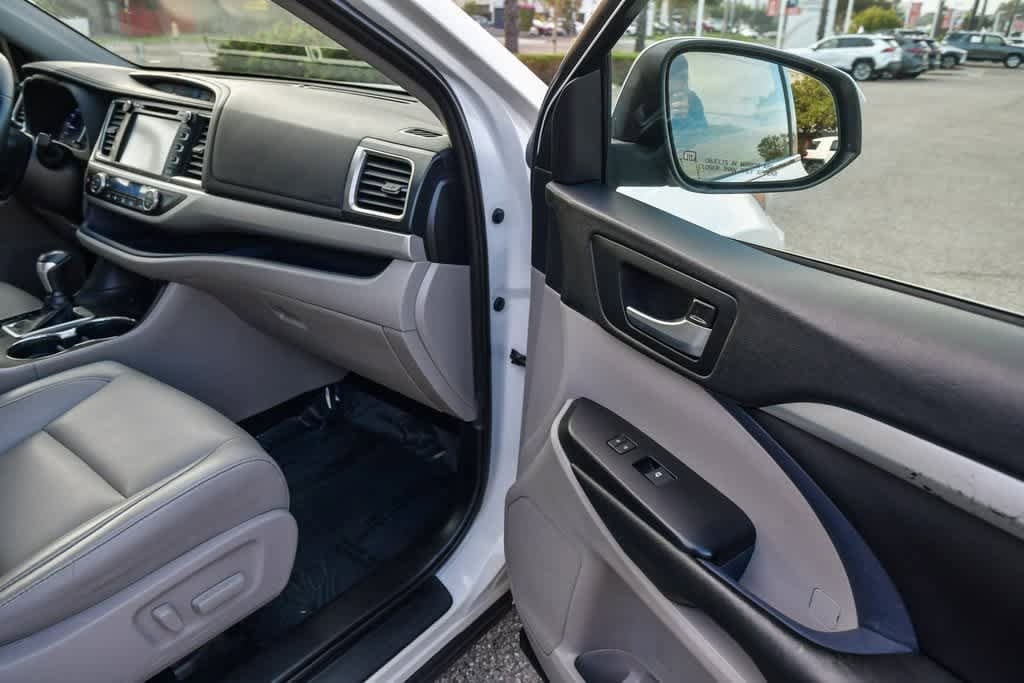 Thumbnail: 2019 Toyota Highlander - 16