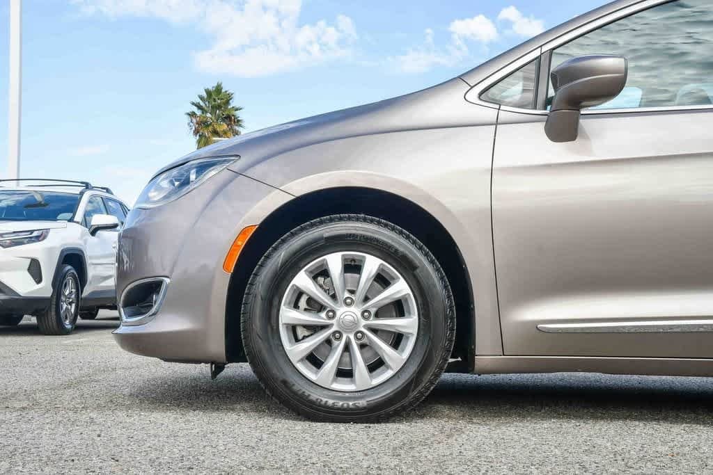Thumbnail: 2017 Chrysler Pacifica - 10