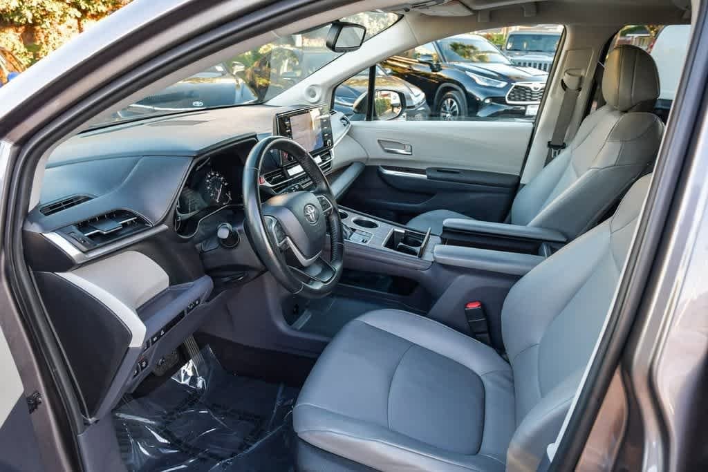 Thumbnail: 2022 Toyota Sienna - 16