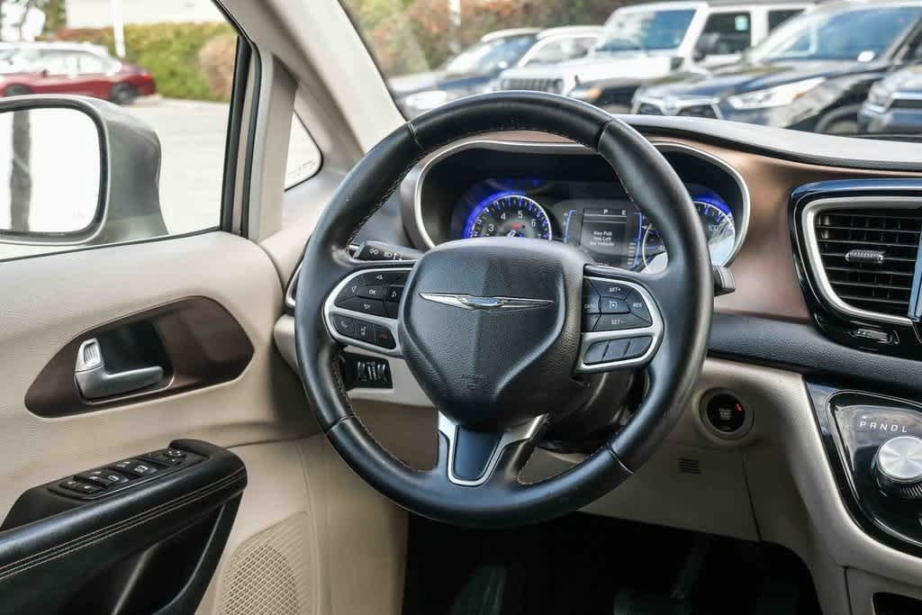Thumbnail: 2017 Chrysler Pacifica - 12