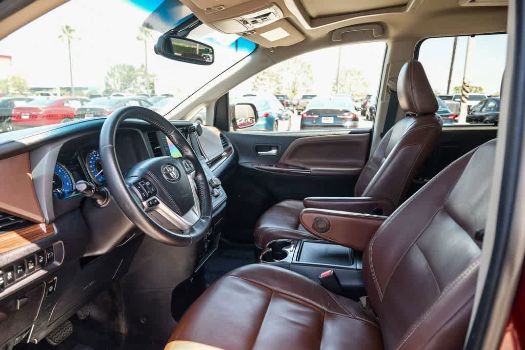 Thumbnail: 2015 Toyota Sienna - 16