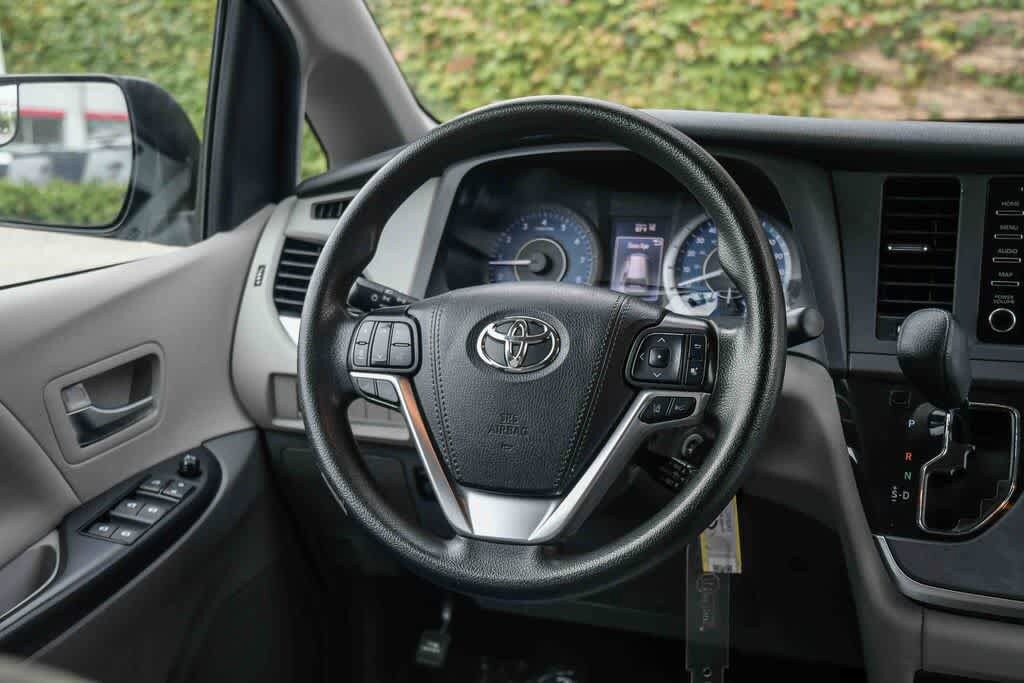 Thumbnail: 2020 Toyota Sienna - 11