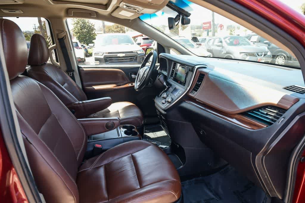 Thumbnail: 2015 Toyota Sienna - 15