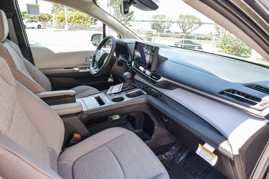 2025 Toyota Sienna LE 15