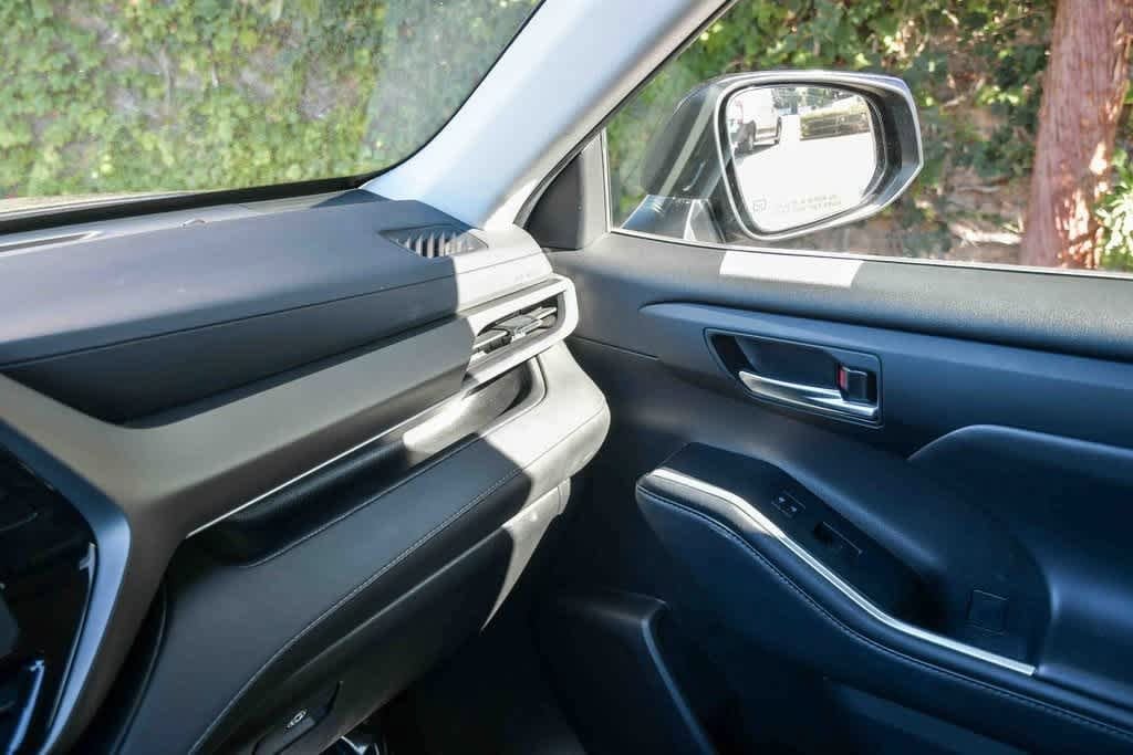 Thumbnail: 2022 Toyota Highlander - 25