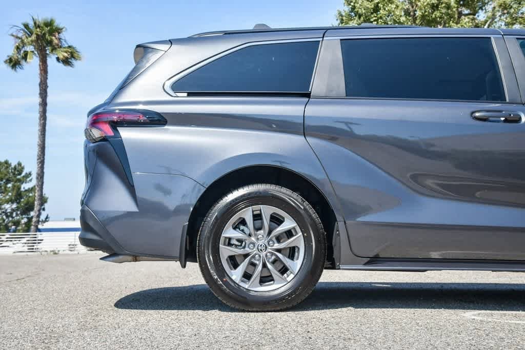 2025 Toyota Sienna LE 10