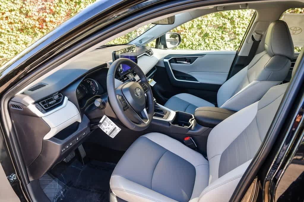 Thumbnail: 2025 Toyota RAV4 - 16