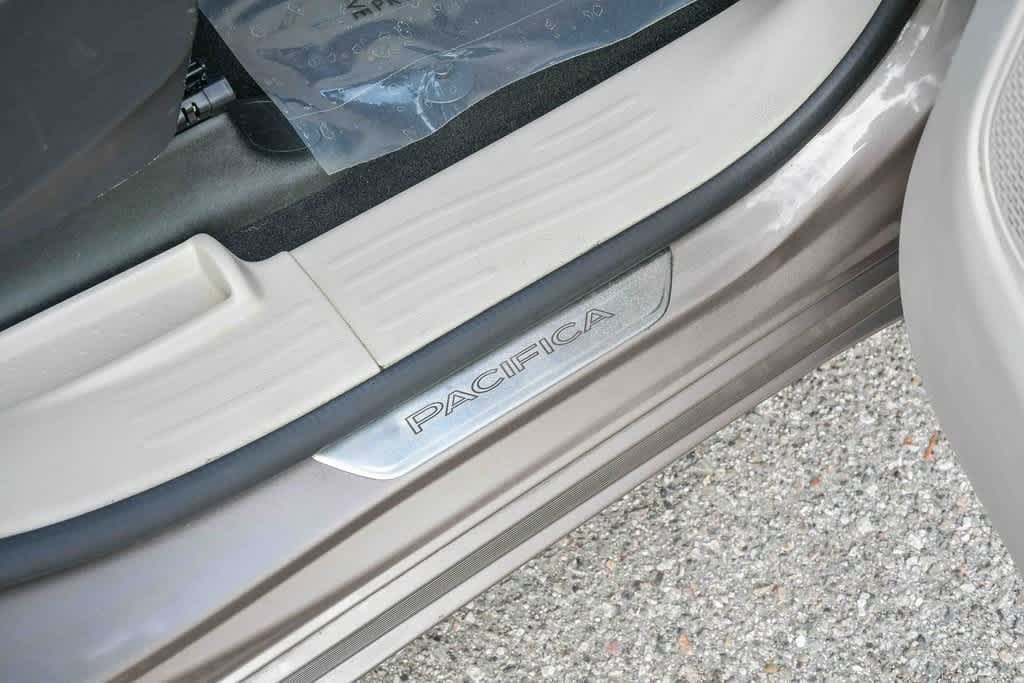 Thumbnail: 2017 Chrysler Pacifica - 16