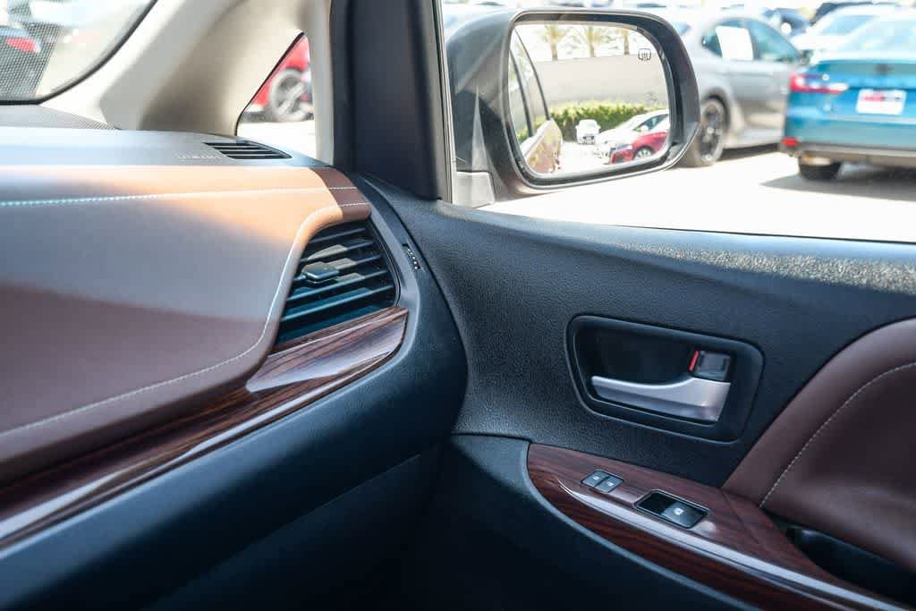 Thumbnail: 2015 Toyota Sienna - 25