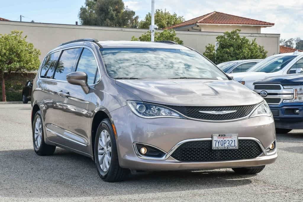Thumbnail: 2017 Chrysler Pacifica - 3
