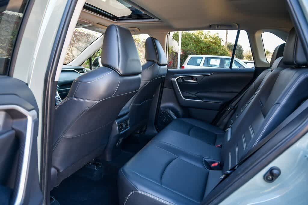 Thumbnail: 2019 Toyota RAV4 - 18