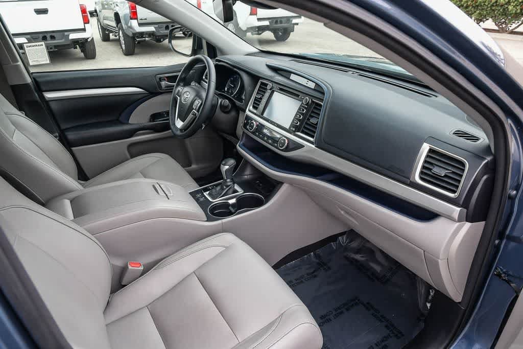 Thumbnail: 2017 Toyota Highlander - 14