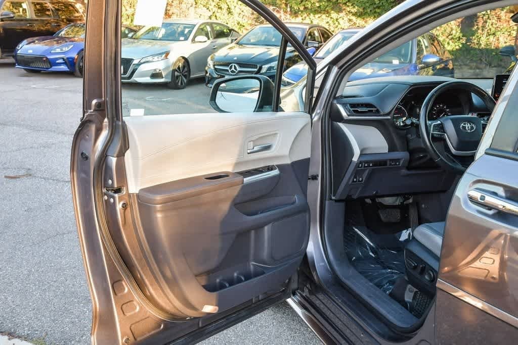 Thumbnail: 2022 Toyota Sienna - 20