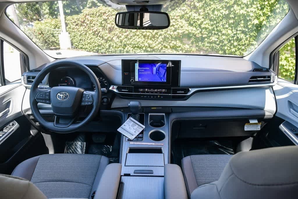 2025 Toyota Sienna LE 14