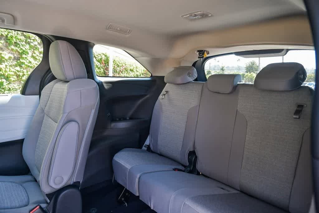 2025 Toyota Sienna LE 19