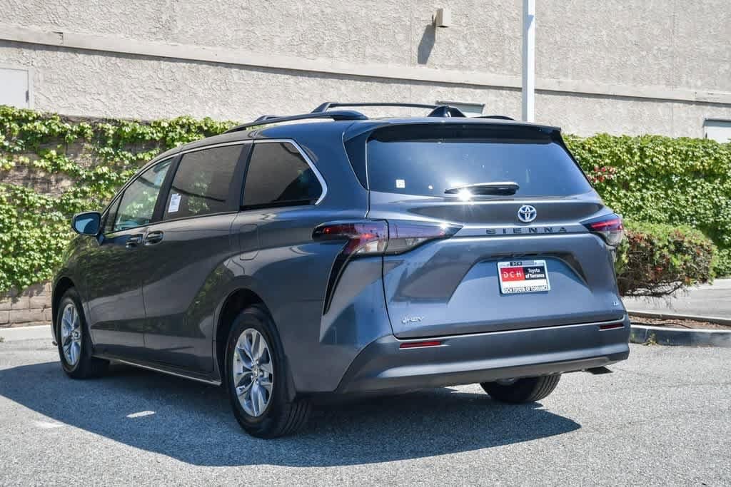 2025 Toyota Sienna LE 8