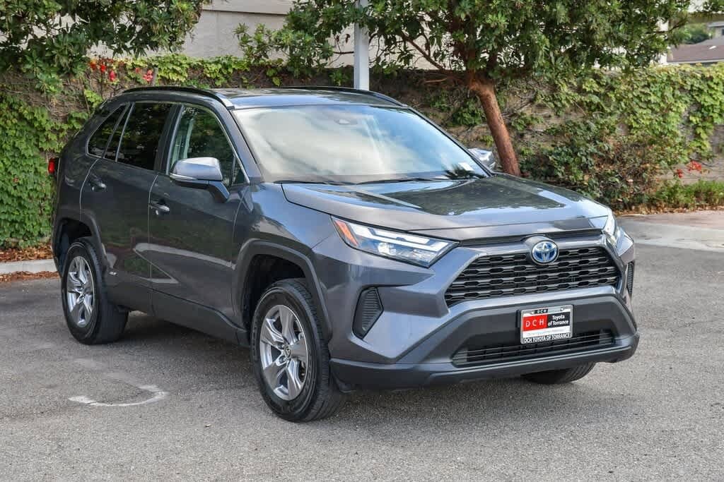 2024 Toyota RAV4 Hybrid XLE photo 3