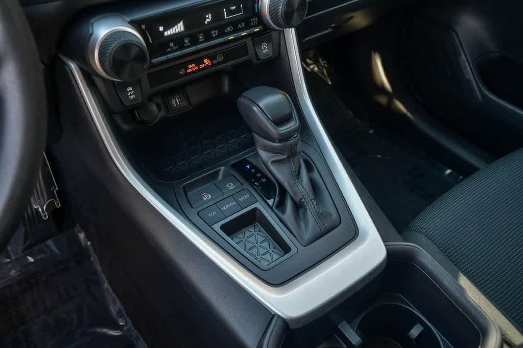 2024 Toyota RAV4 LE 21