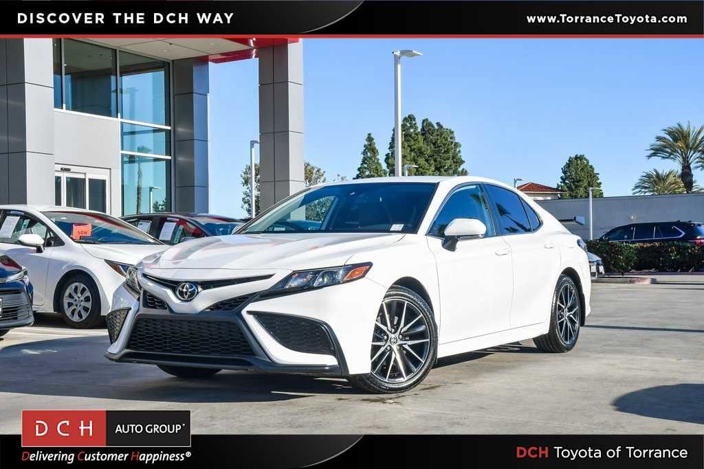 2022 Toyota Camry SE's photo