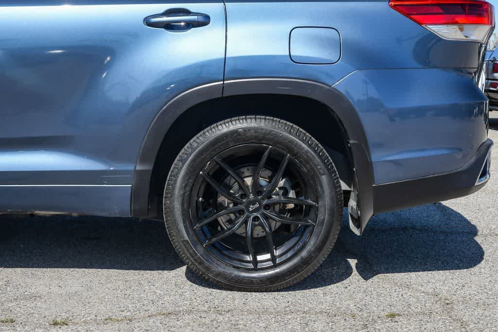 Thumbnail: 2019 Toyota Highlander - 11