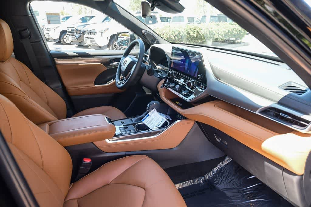 Thumbnail: 2026 Toyota Highlander - 15