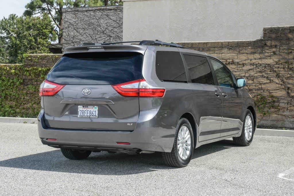 2016 Toyota Sienna XLE photo 6
