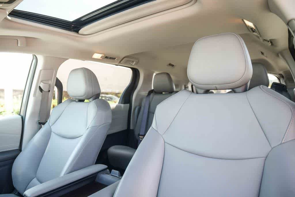 Thumbnail: 2022 Toyota Sienna - 18