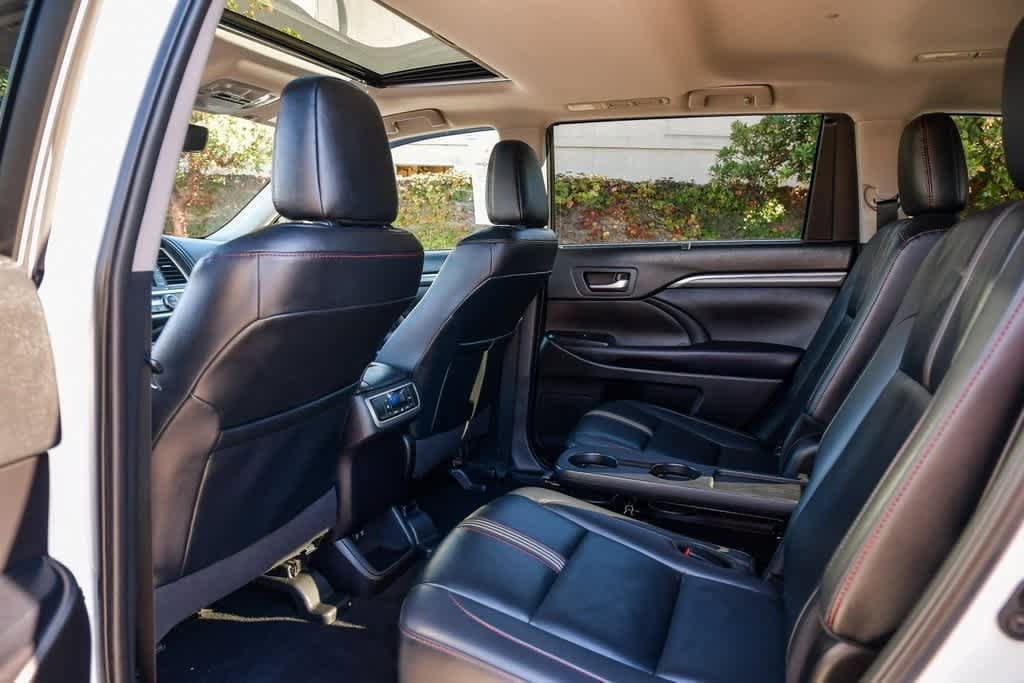 Thumbnail: 2019 Toyota Highlander - 18