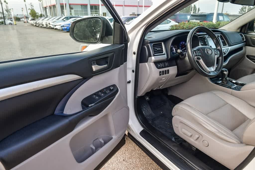 Thumbnail: 2019 Toyota Highlander - 21