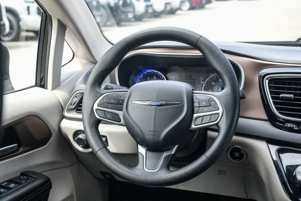 Thumbnail: 2019 Chrysler Pacifica - 12