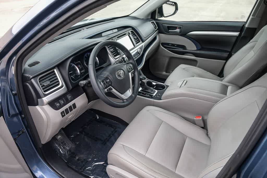 Thumbnail: 2017 Toyota Highlander - 15
