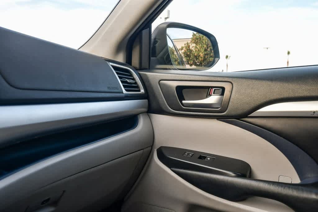 Thumbnail: 2019 Toyota Highlander - 25