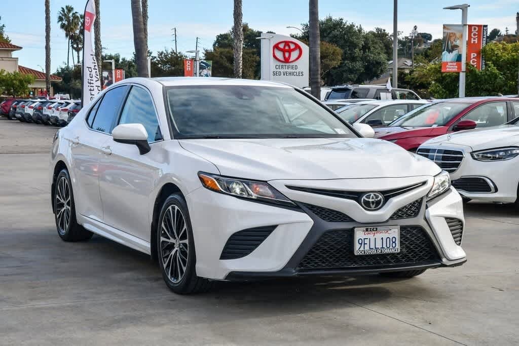 2020 Toyota Camry SE photo 3